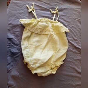 Baby Gap Eyelet Gauze Romper Sz 6-12 months